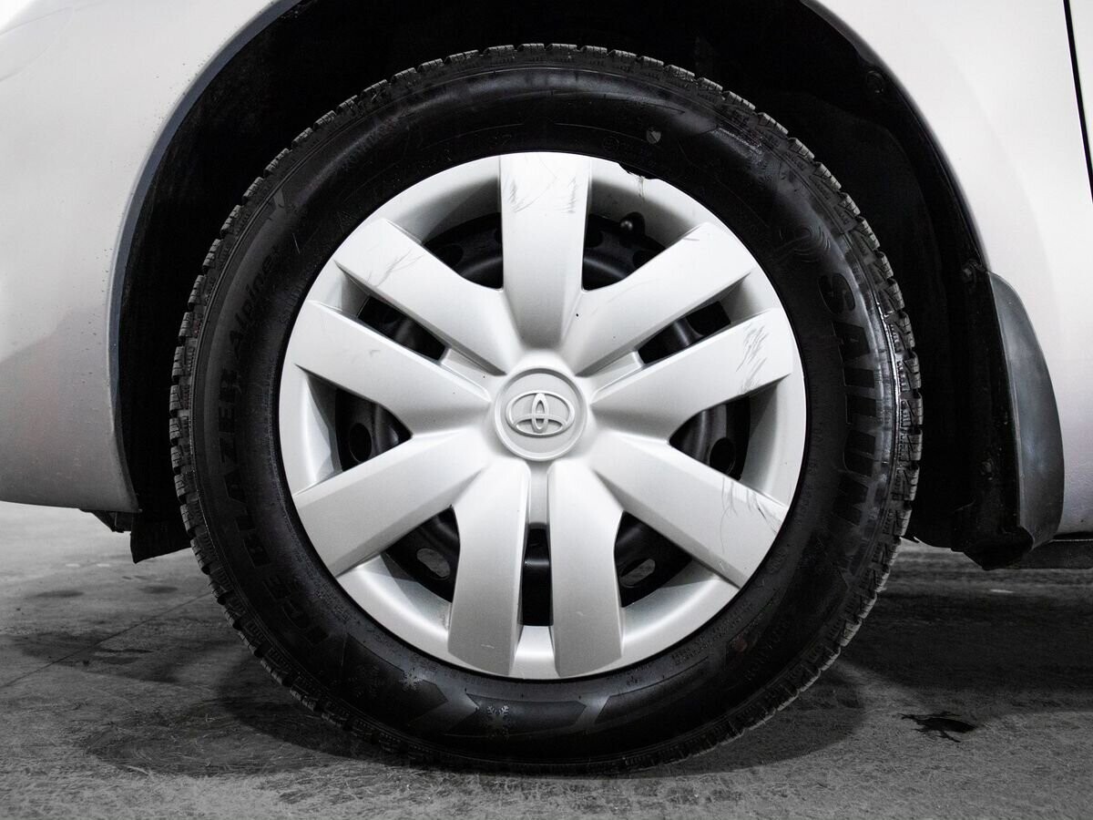 Toyota Vitz 2010 - фото автомобиля