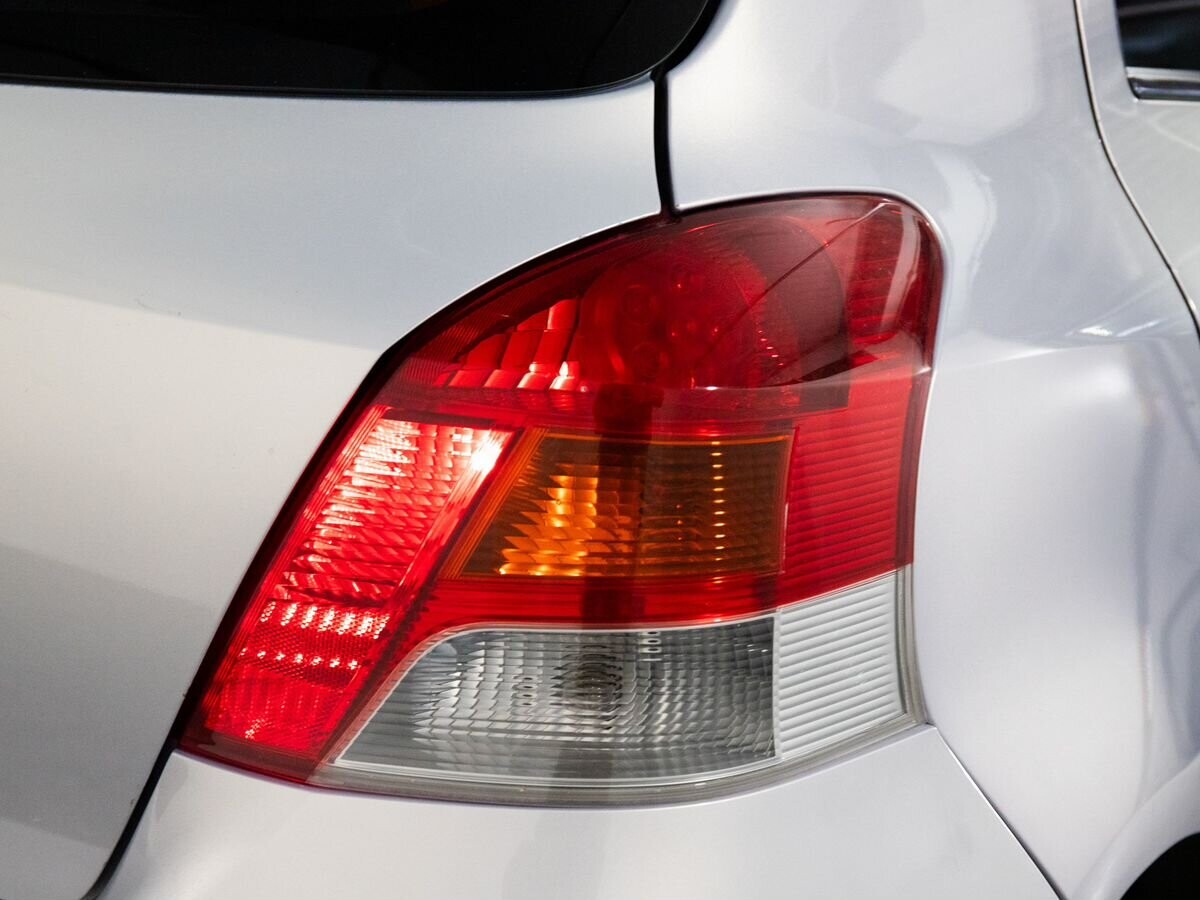 Toyota Vitz 2010 - фото автомобиля