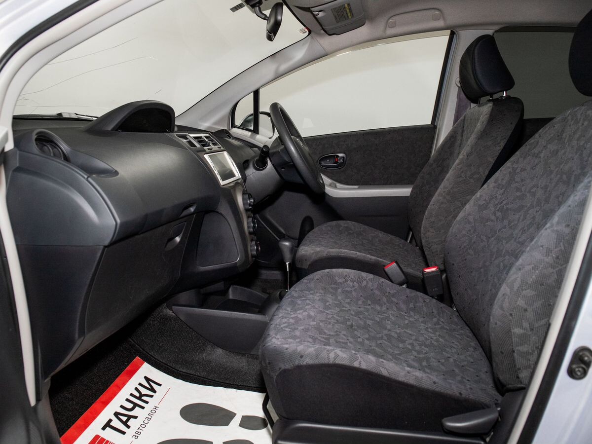 Toyota Vitz 2010 - фото автомобиля