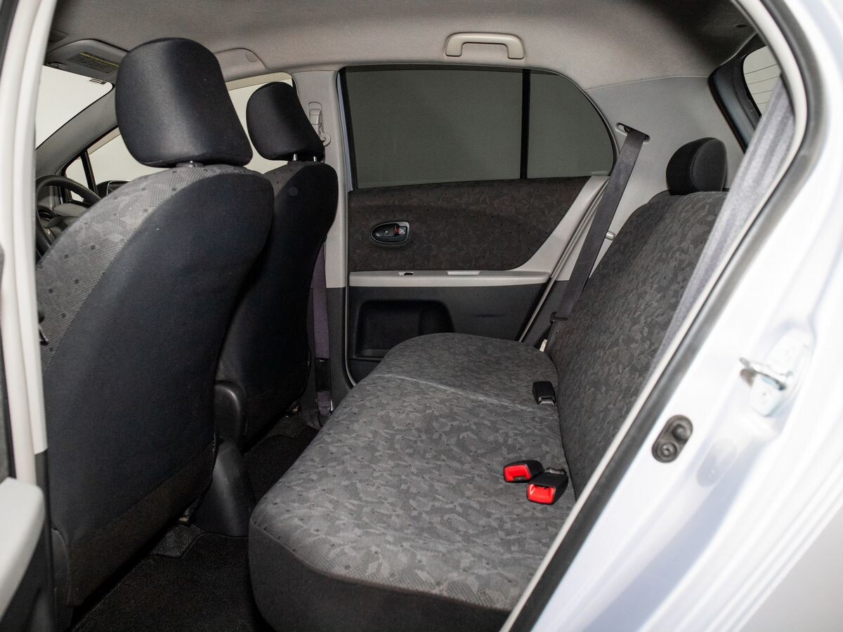 Toyota Vitz 2010 - фото автомобиля