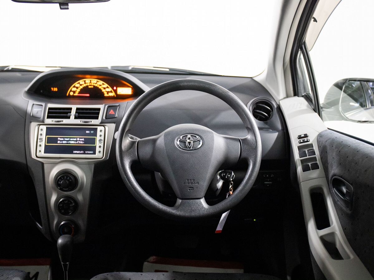 Toyota Vitz 2010 - фото автомобиля
