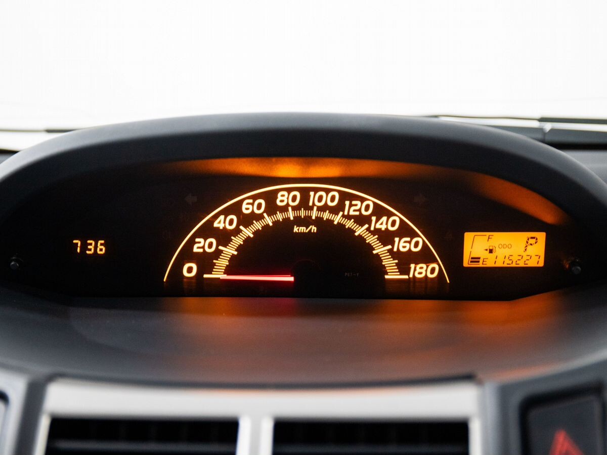 Toyota Vitz 2010 - фото автомобиля