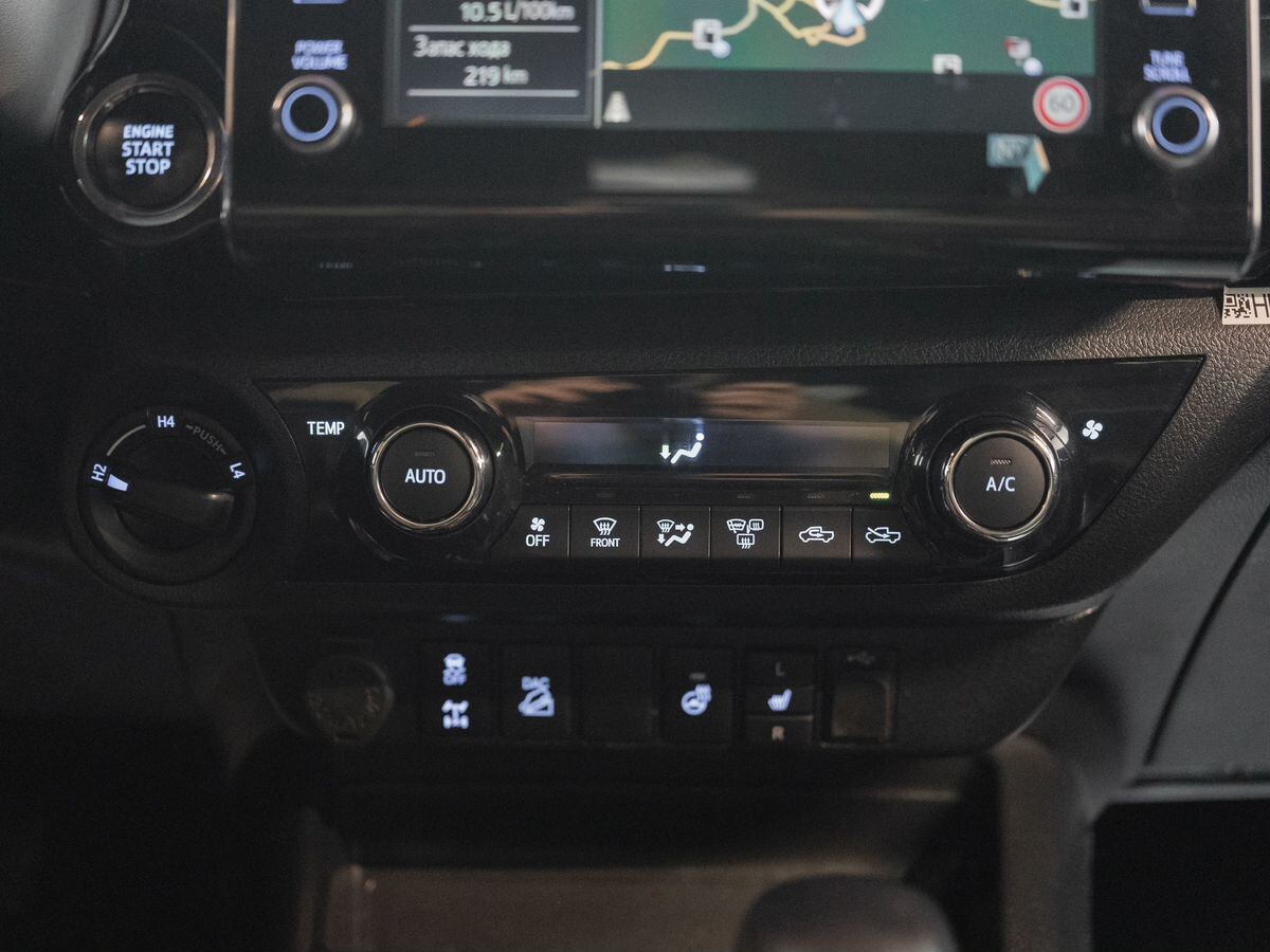 Toyota Hilux 2020 - фото автомобиля