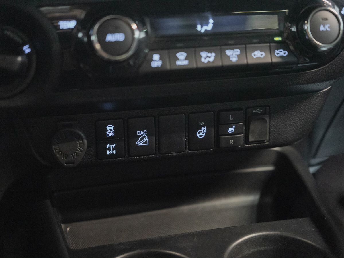 Toyota Hilux 2020 - фото автомобиля