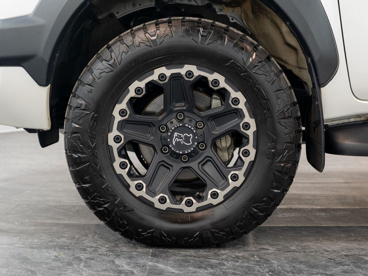 Toyota Hilux 2020 - фото автомобиля