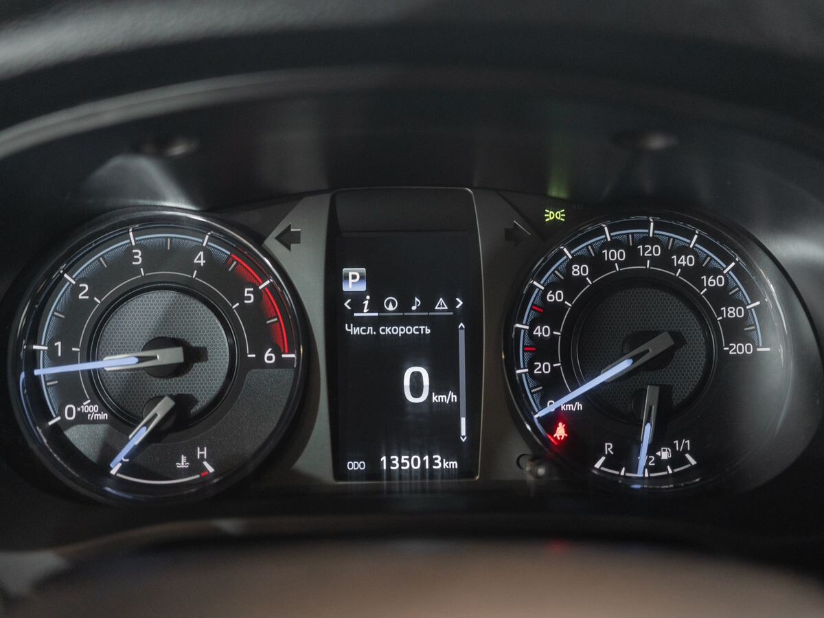 Toyota Hilux 2020 - фото автомобиля