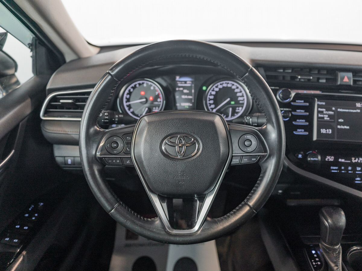 Toyota Camry 2019 - фото автомобиля