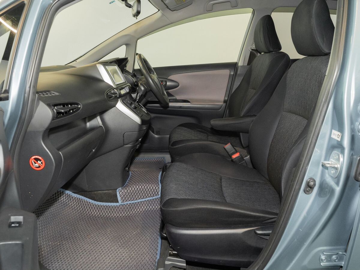Toyota Wish 2011 - фото автомобиля