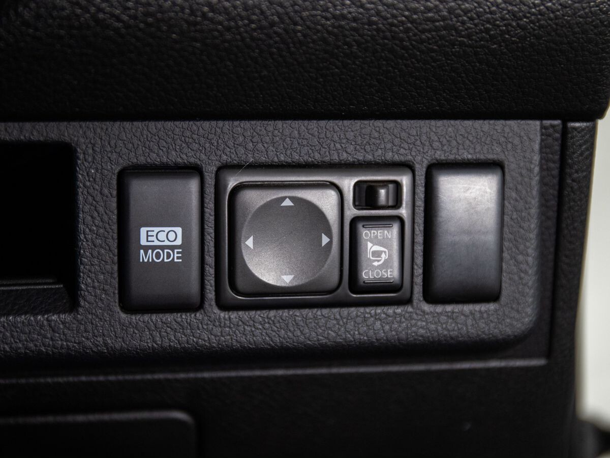 Nissan Tiida 2011 - фото автомобиля