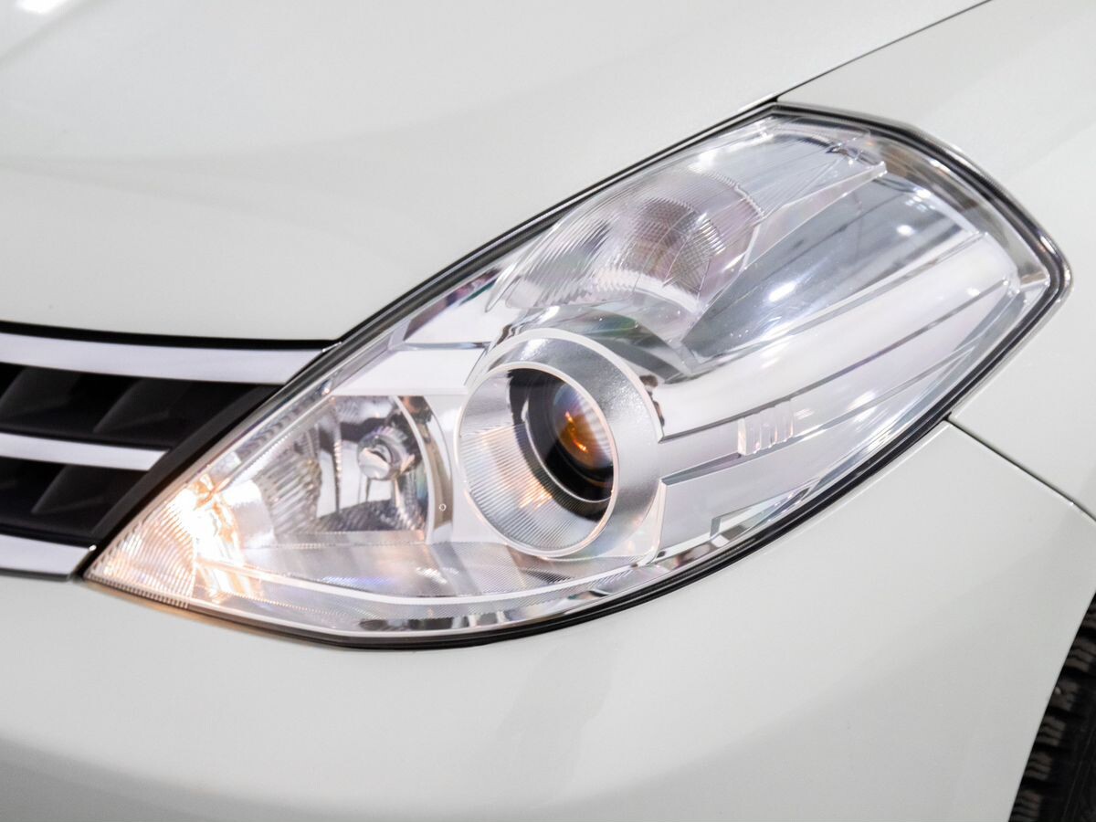 Nissan Tiida 2011 - фото автомобиля