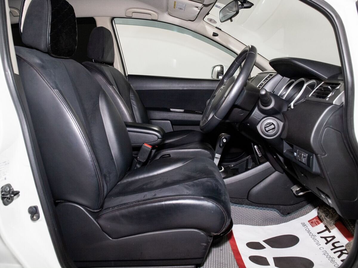 Nissan Tiida 2011 - фото автомобиля