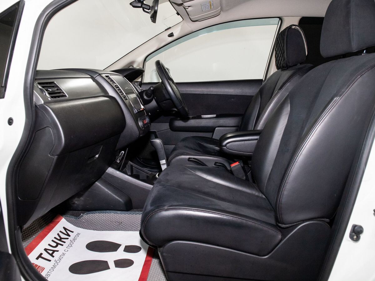 Nissan Tiida 2011 - фото автомобиля