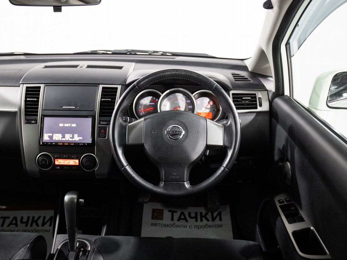 Nissan Tiida 2011 - фото автомобиля