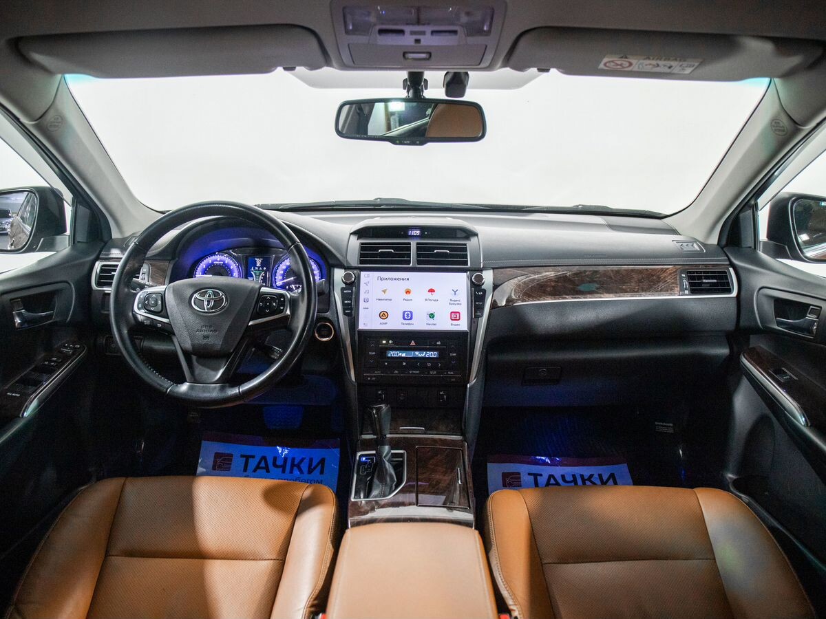 Toyota Camry 2018 - фото автомобиля