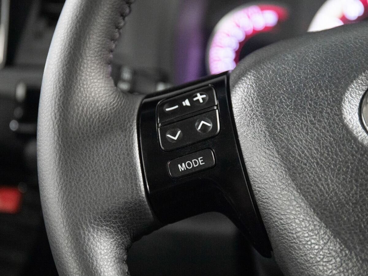 Toyota Isis 2011 - фото автомобиля