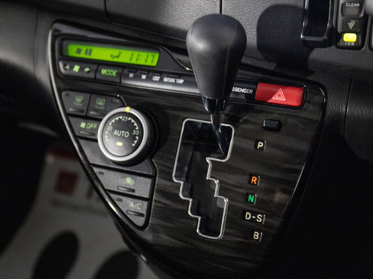 Toyota Isis 2011 - фото автомобиля