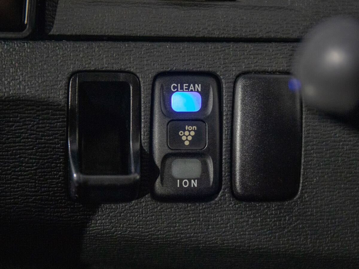 Toyota Isis 2011 - фото автомобиля