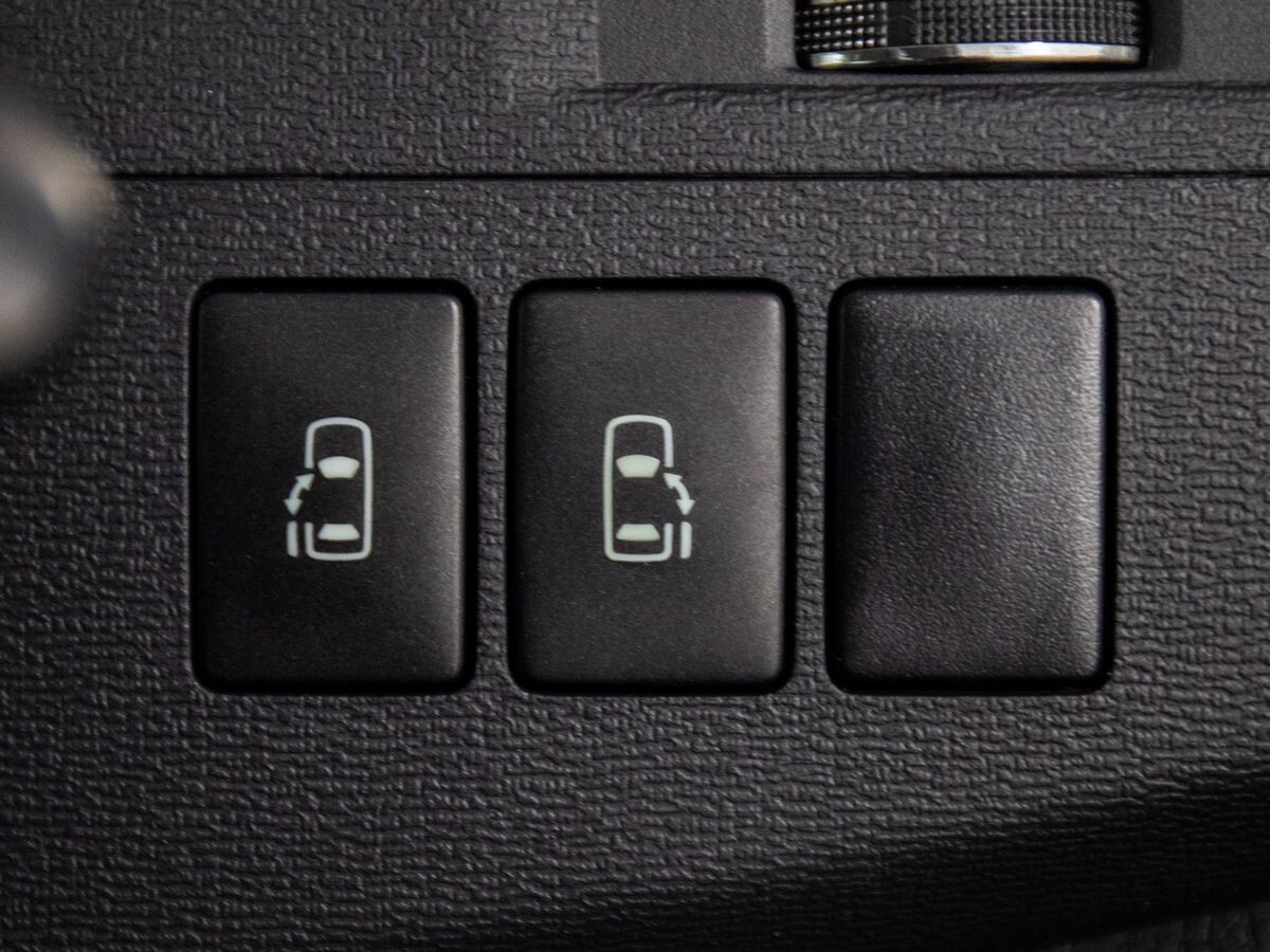 Toyota Isis 2011 - фото автомобиля