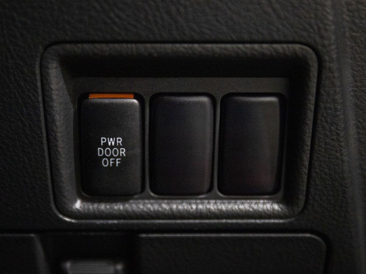 Toyota Isis 2011 - фото автомобиля