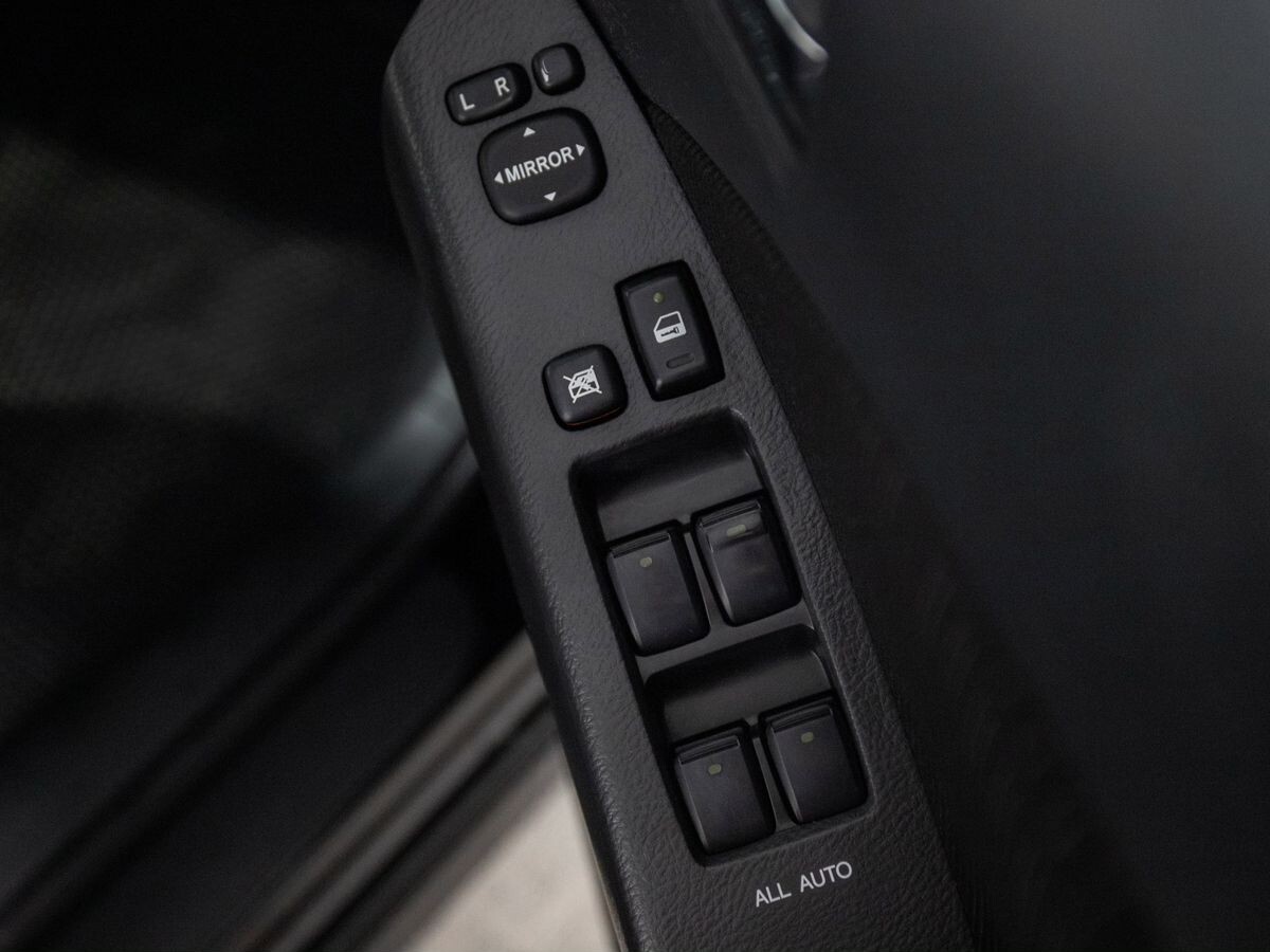 Toyota Isis 2011 - фото автомобиля