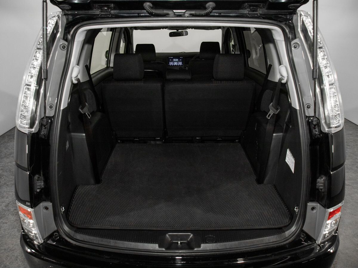 Toyota Isis 2011 - фото автомобиля