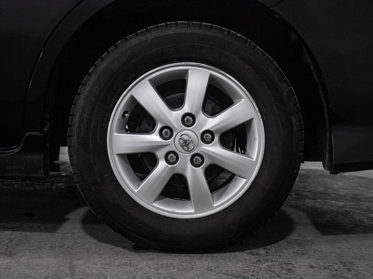 Toyota Isis 2011 - фото автомобиля