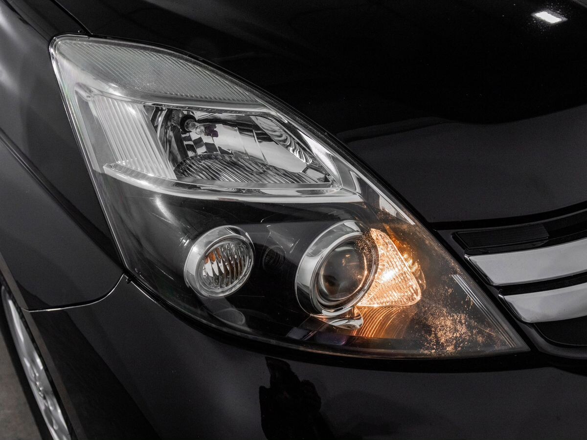 Toyota Isis 2011 - фото автомобиля