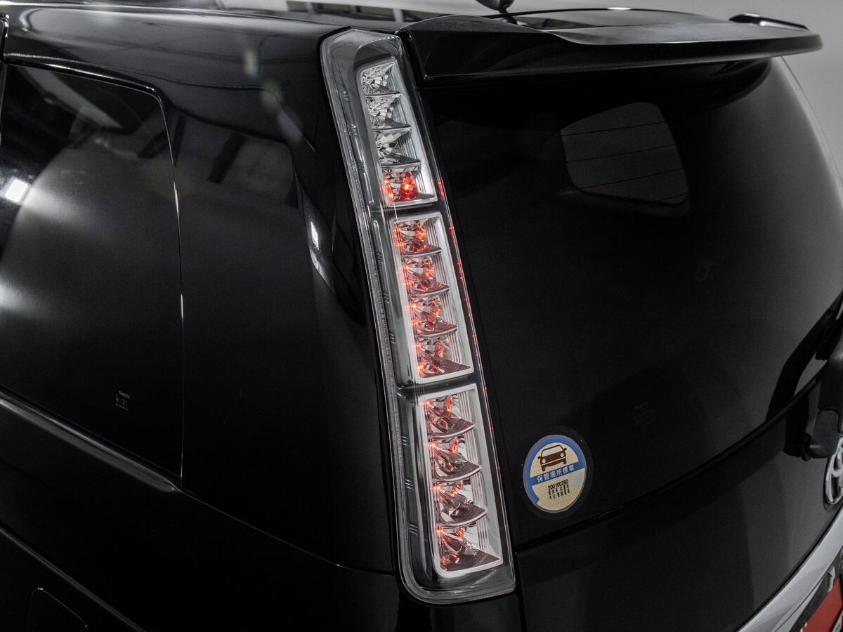 Toyota Isis 2011 - фото автомобиля