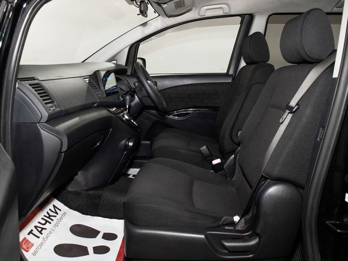 Toyota Isis 2011 - фото автомобиля