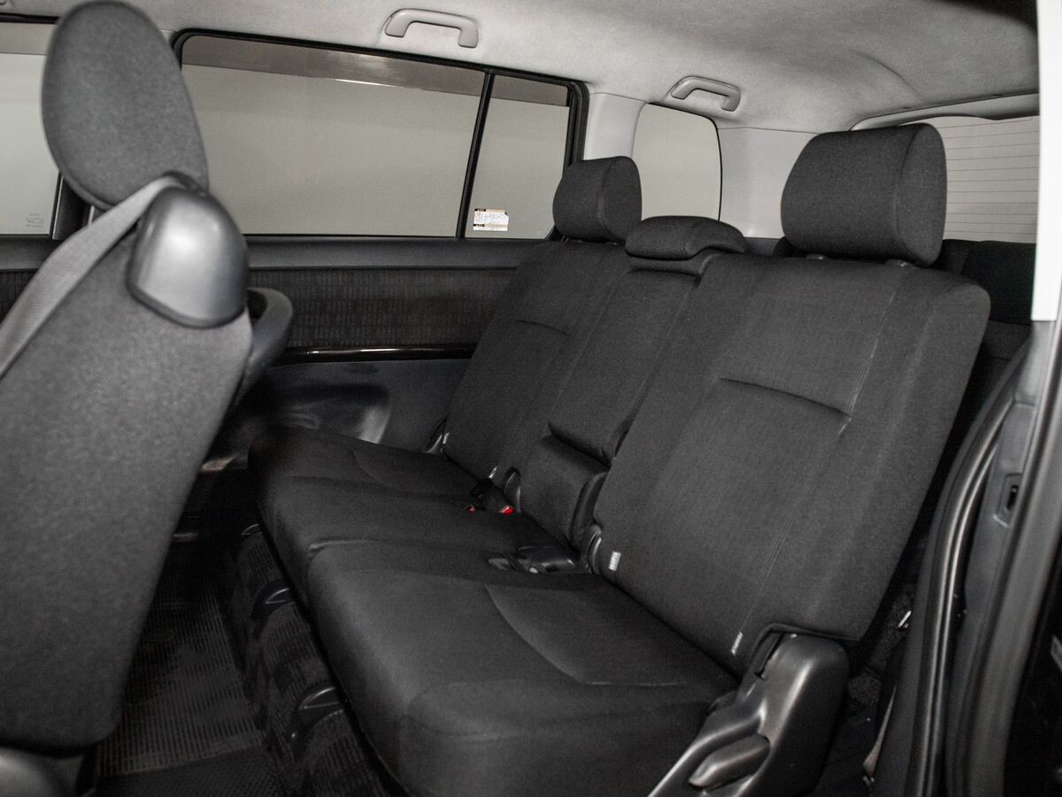 Toyota Isis 2011 - фото автомобиля