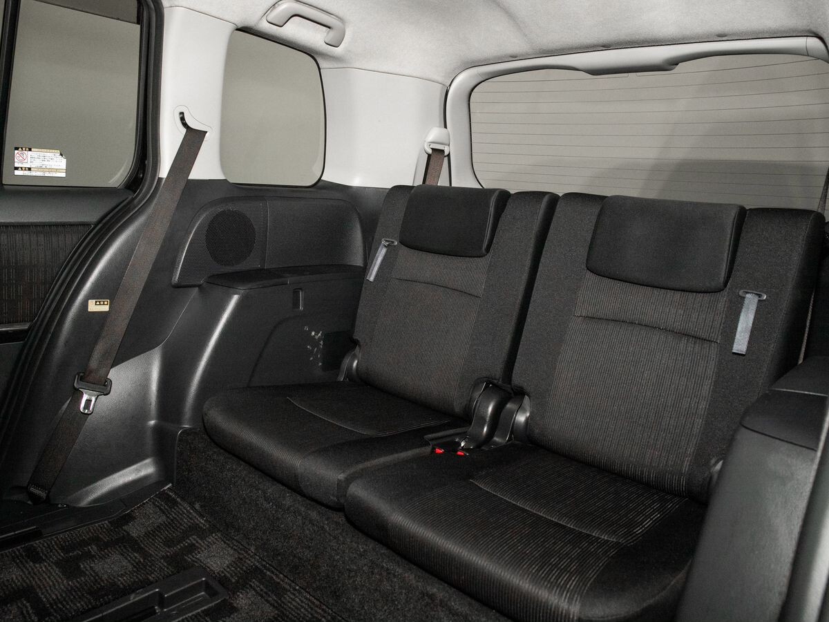 Toyota Isis 2011 - фото автомобиля