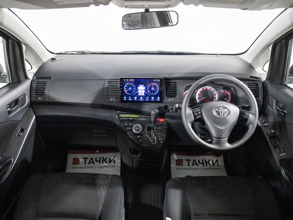 Toyota Isis 2011 - фото автомобиля