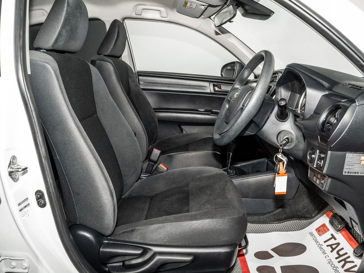 Toyota Corolla Axio 2018 - фото автомобиля