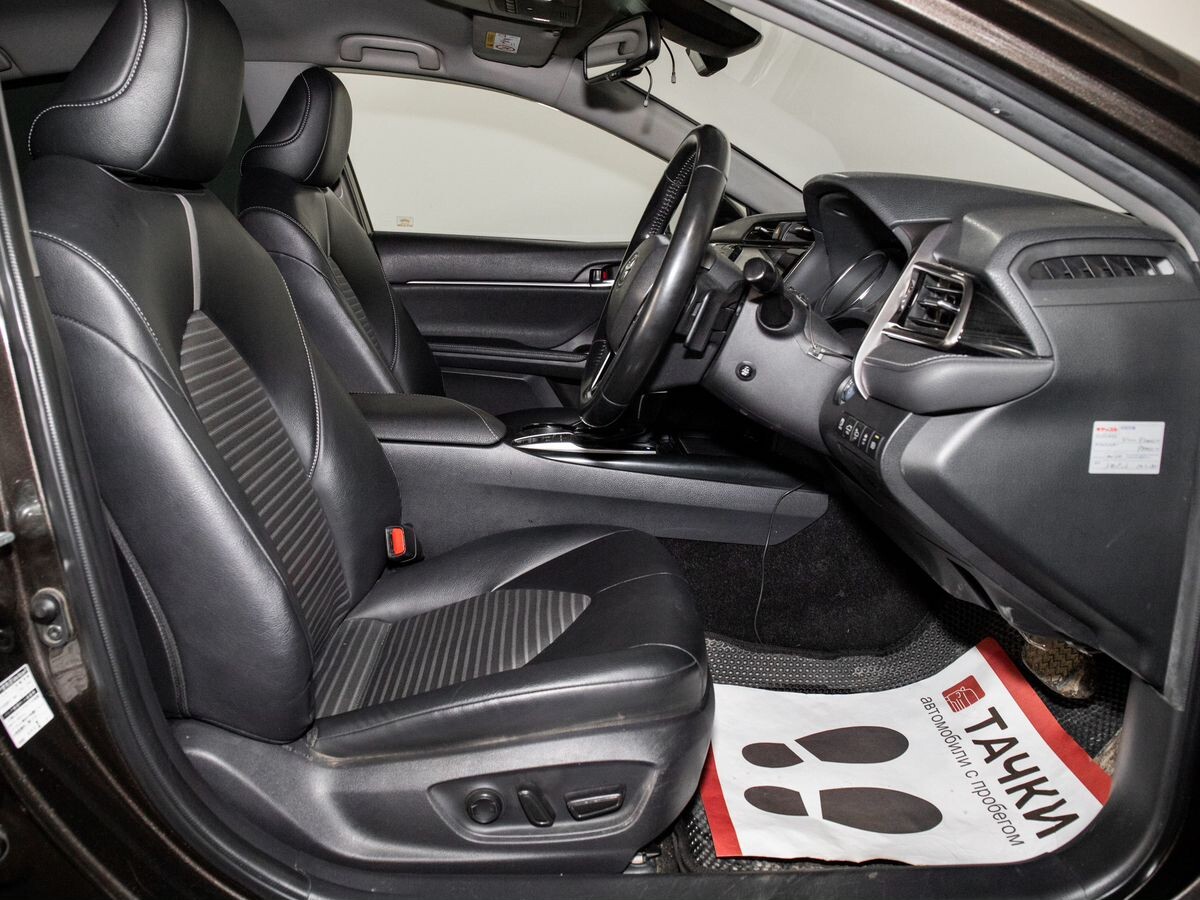 Toyota Camry 2018 - фото автомобиля