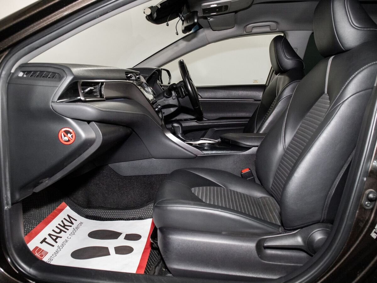 Toyota Camry 2018 - фото автомобиля