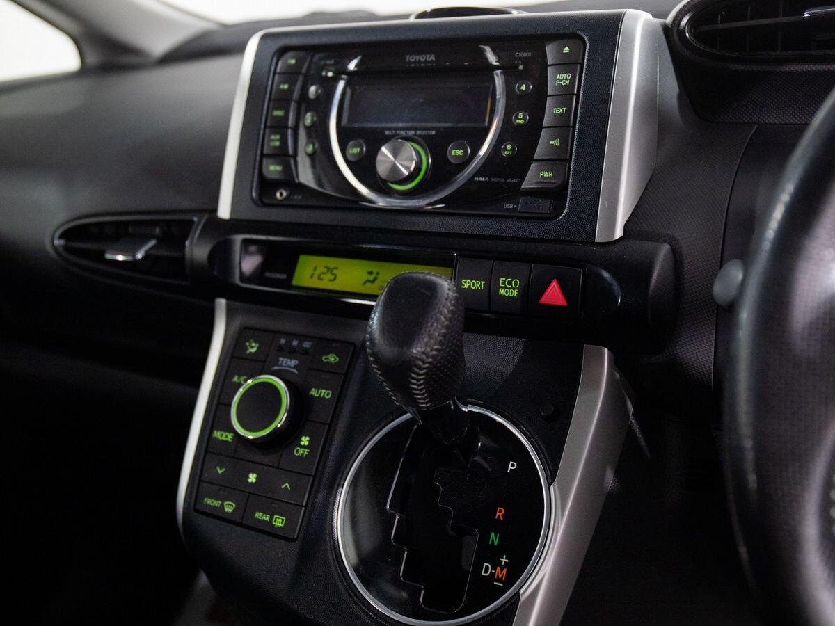 Toyota Wish 2010 - фото автомобиля