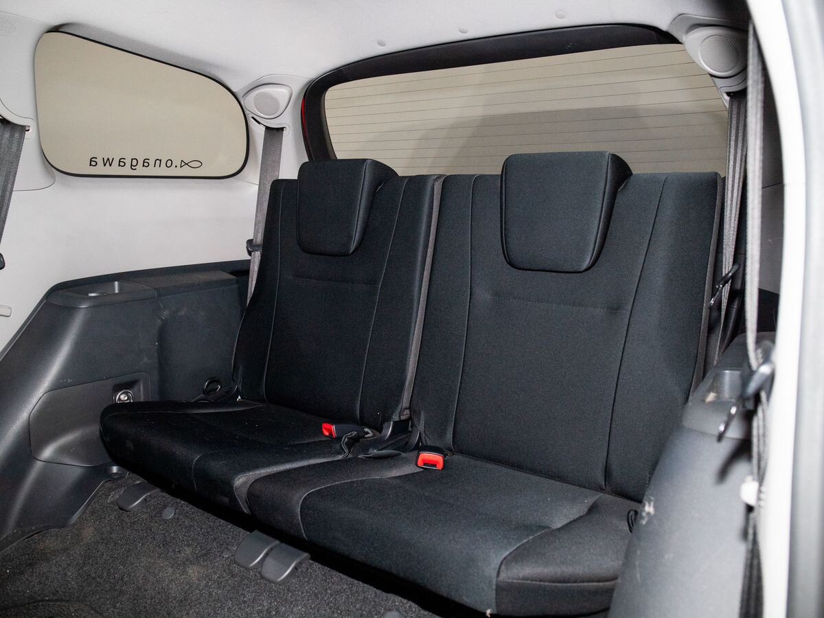 Toyota Wish 2010 - фото автомобиля