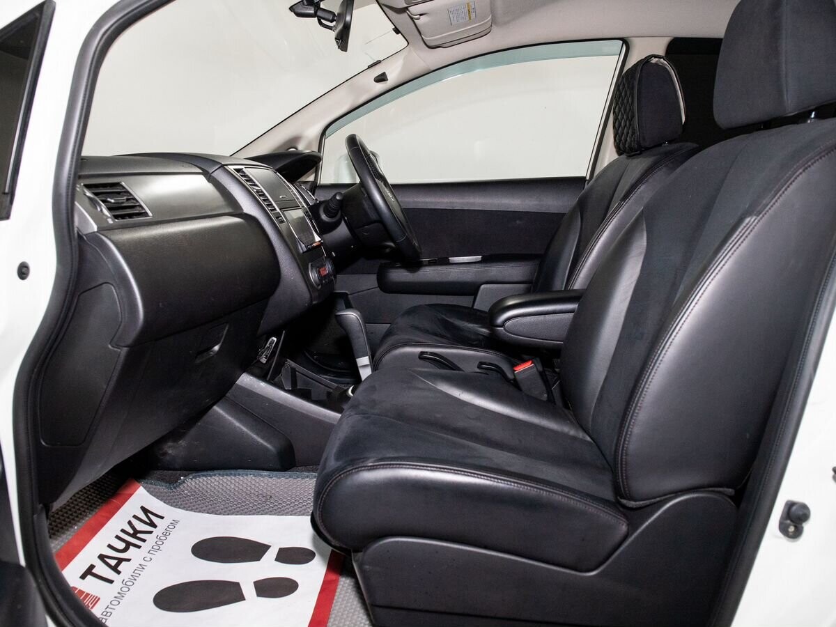 Nissan Tiida 2011 - фото автомобиля