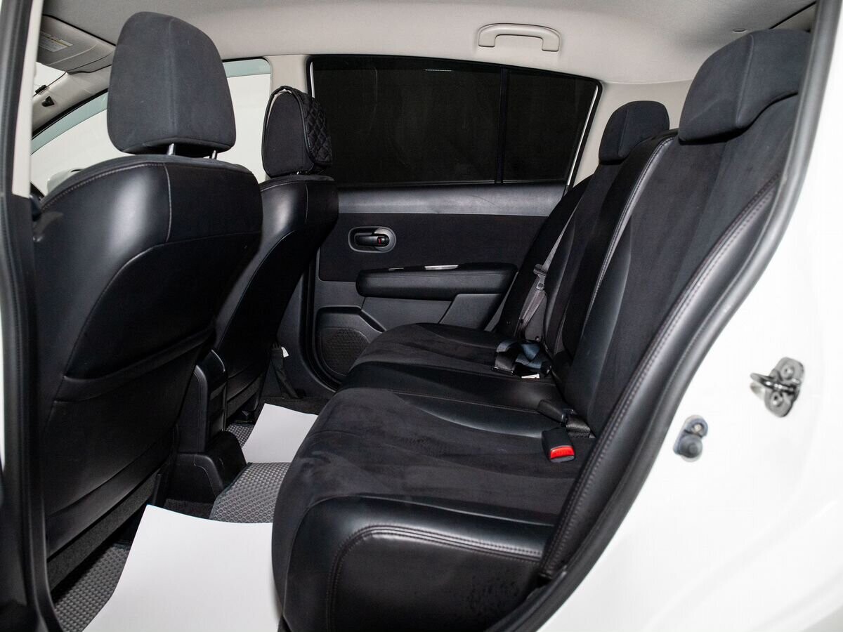 Nissan Tiida 2011 - фото автомобиля