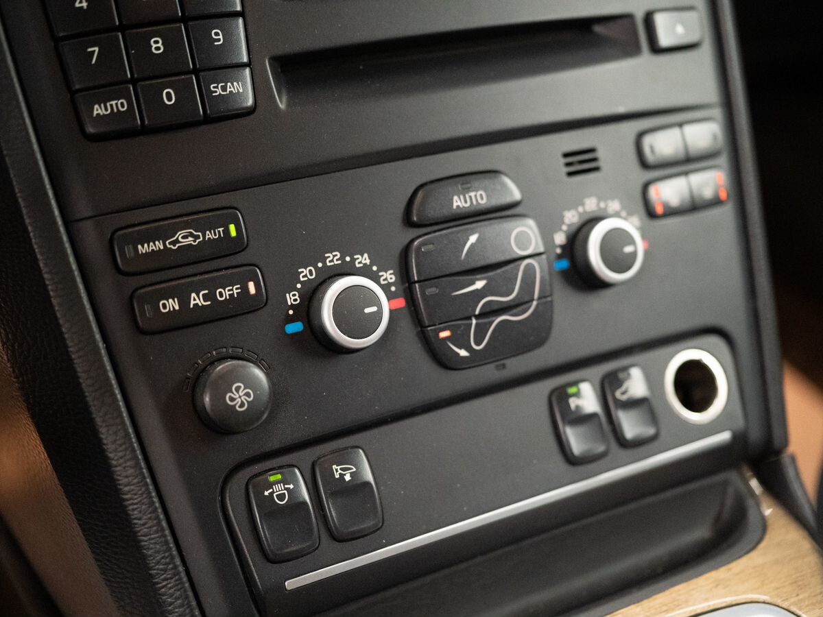 Volvo XC90 2010 - фото автомобиля