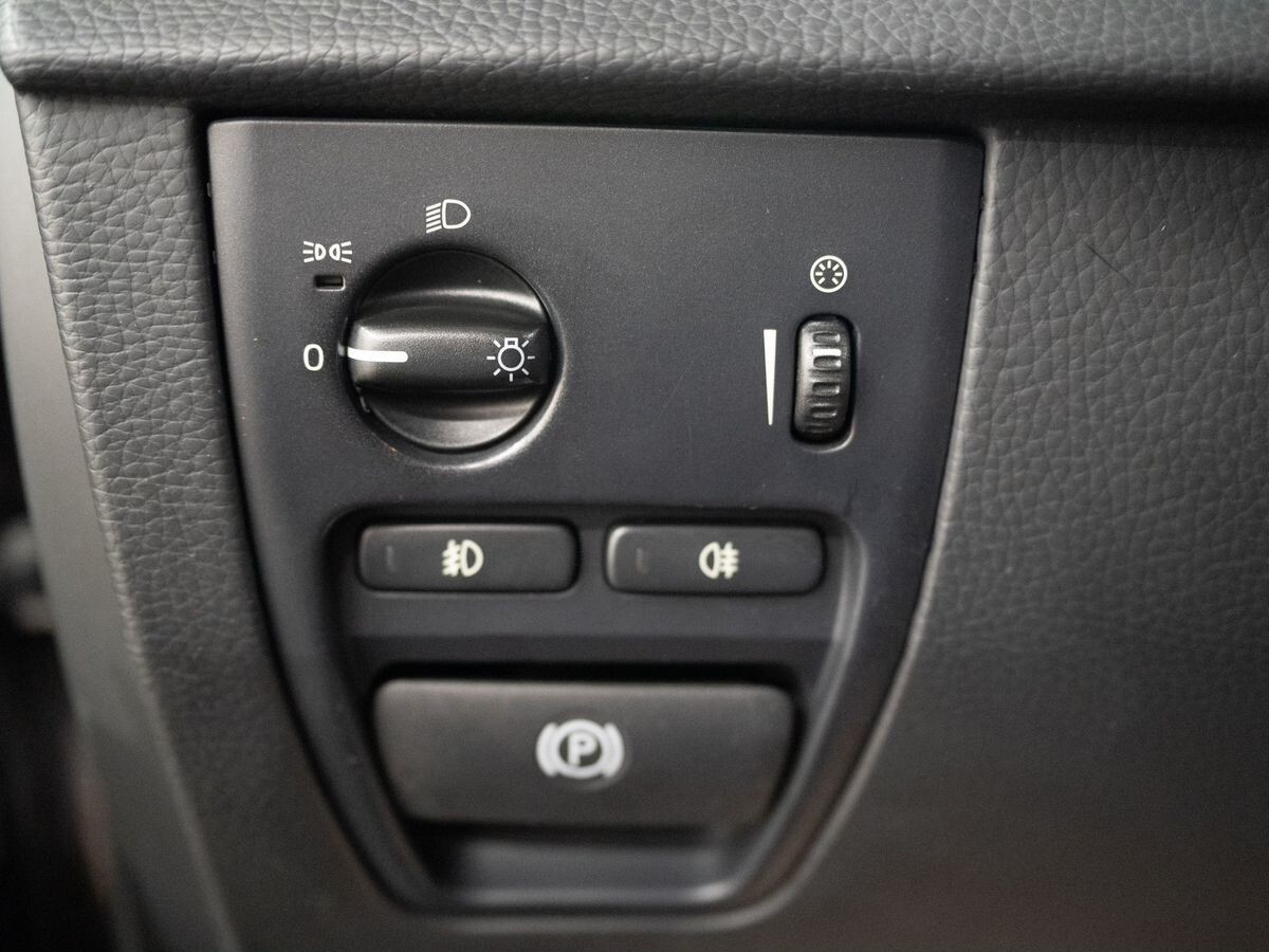 Volvo XC90 2010 - фото автомобиля