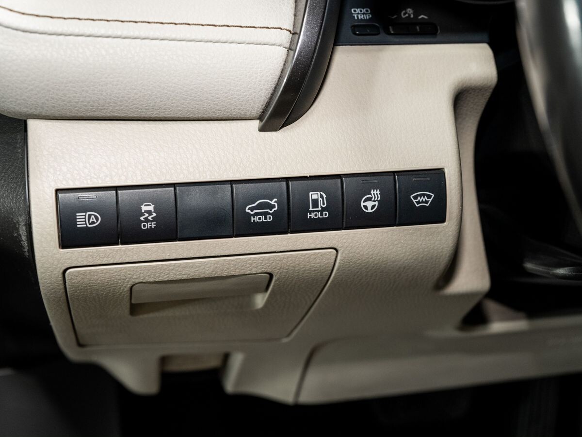 Toyota Camry 2019 - фото автомобиля