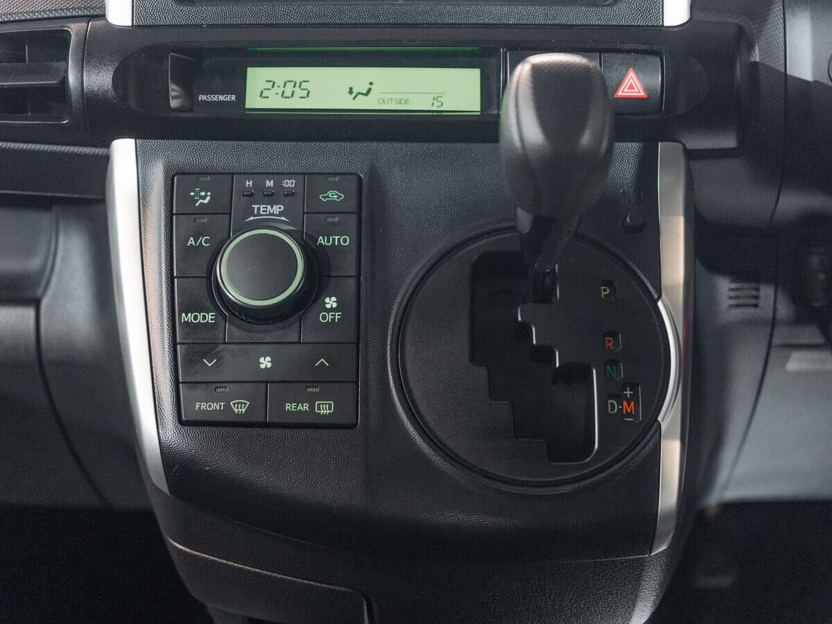 Toyota Wish 2010 - фото автомобиля