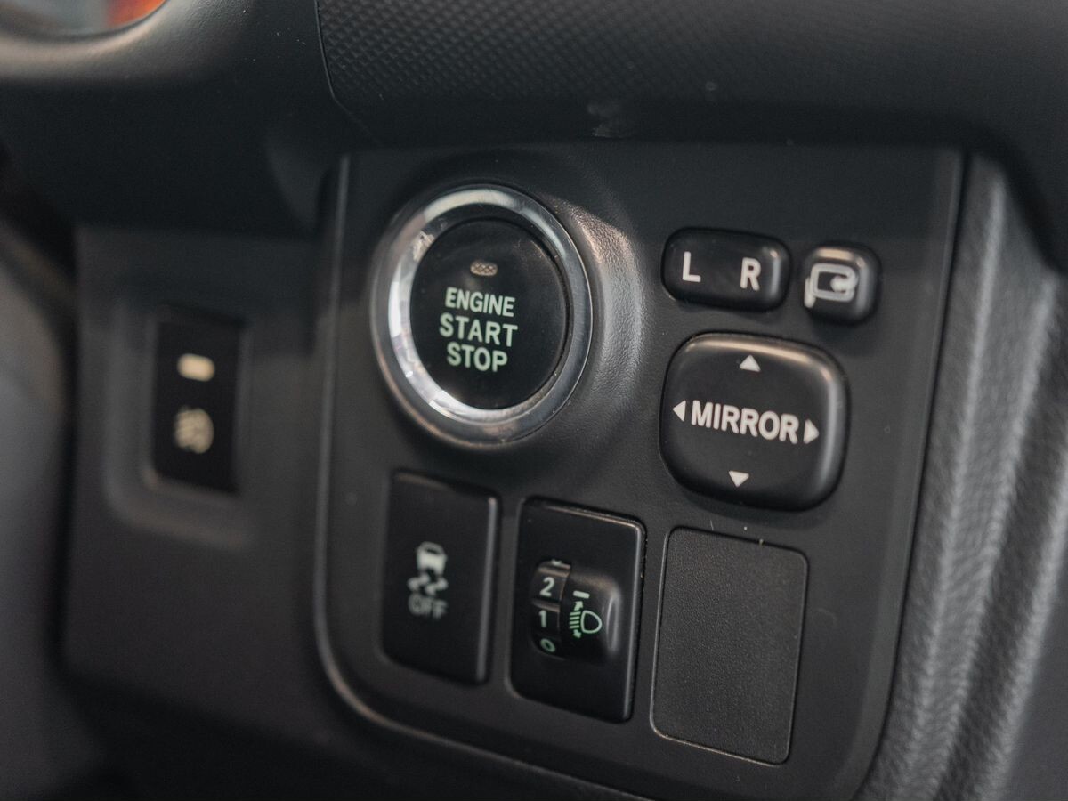 Toyota Wish 2010 - фото автомобиля