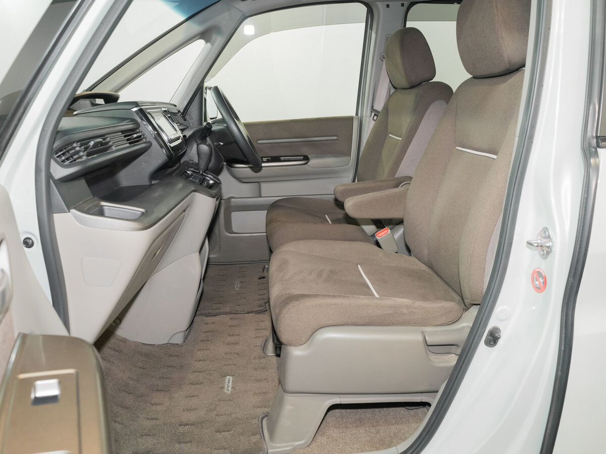 Honda Stepwgn 2015 - фото автомобиля