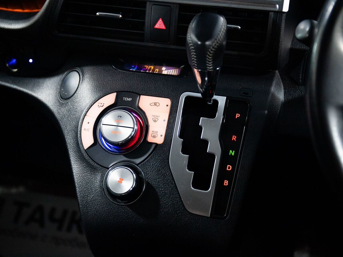 Toyota Sienta 2015 - фото автомобиля