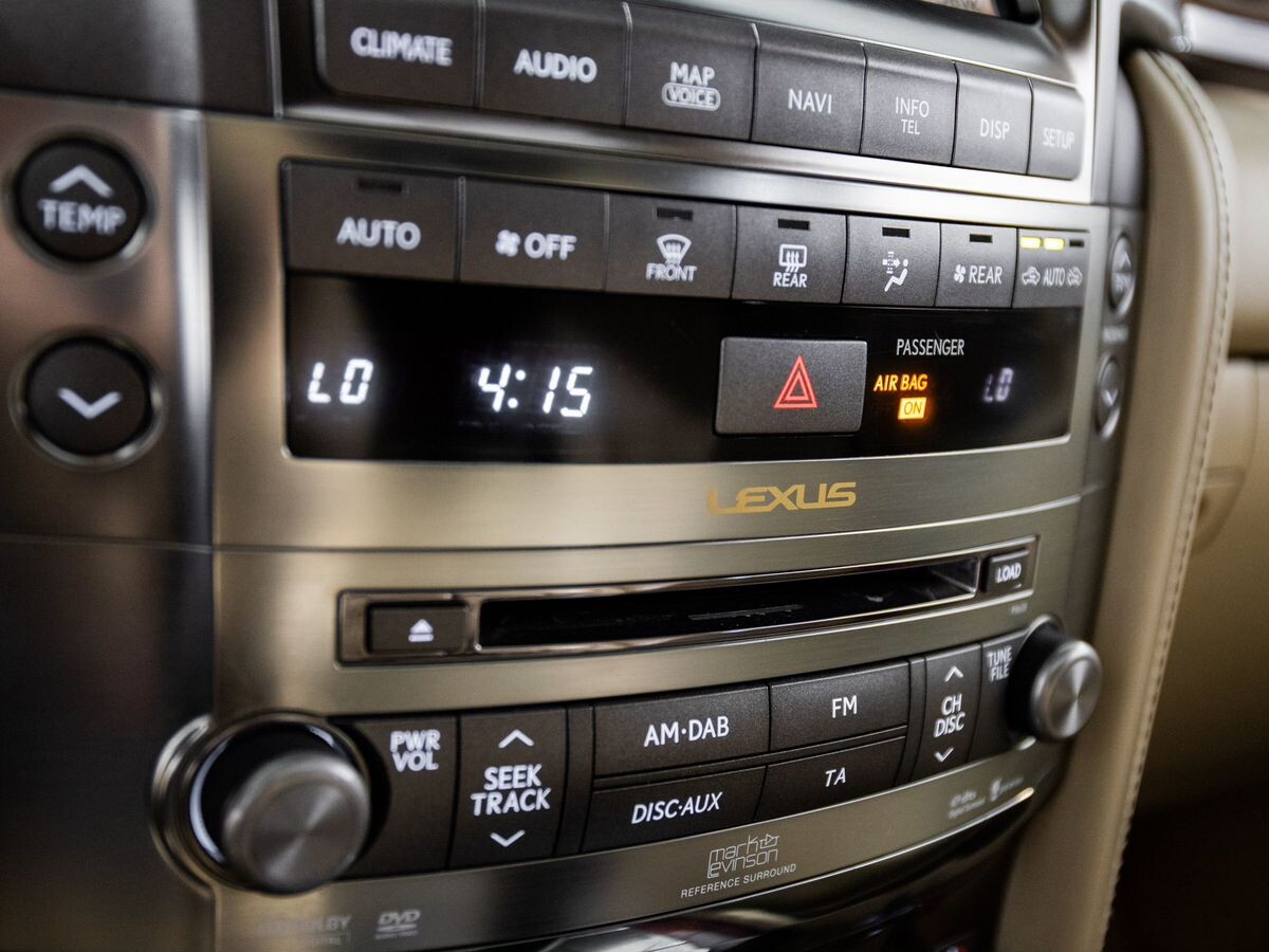 Lexus LX570 2011 - фото автомобиля