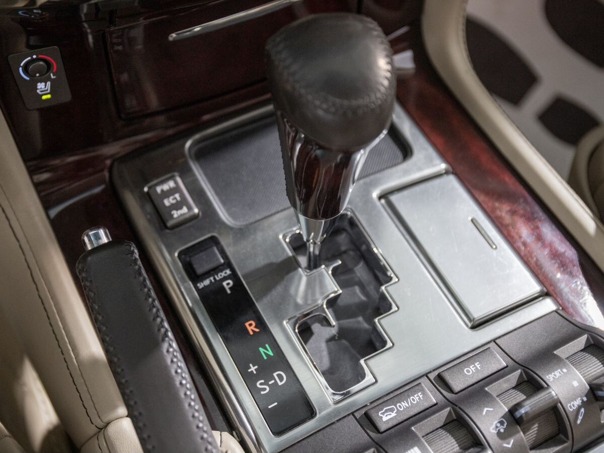 Lexus LX570 2011 - фото автомобиля