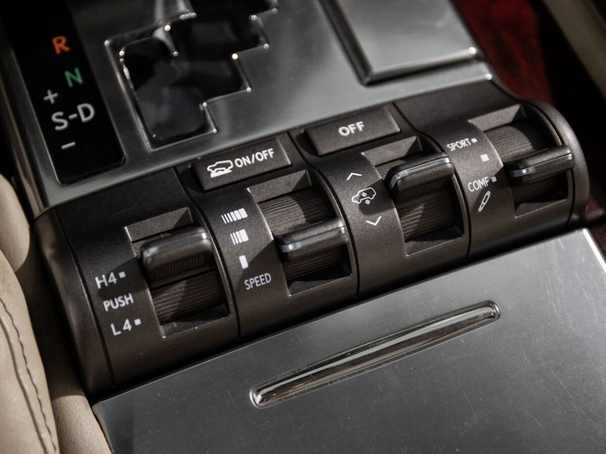 Lexus LX570 2011 - фото автомобиля