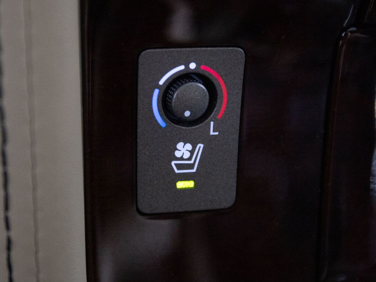 Lexus LX570 2011 - фото автомобиля